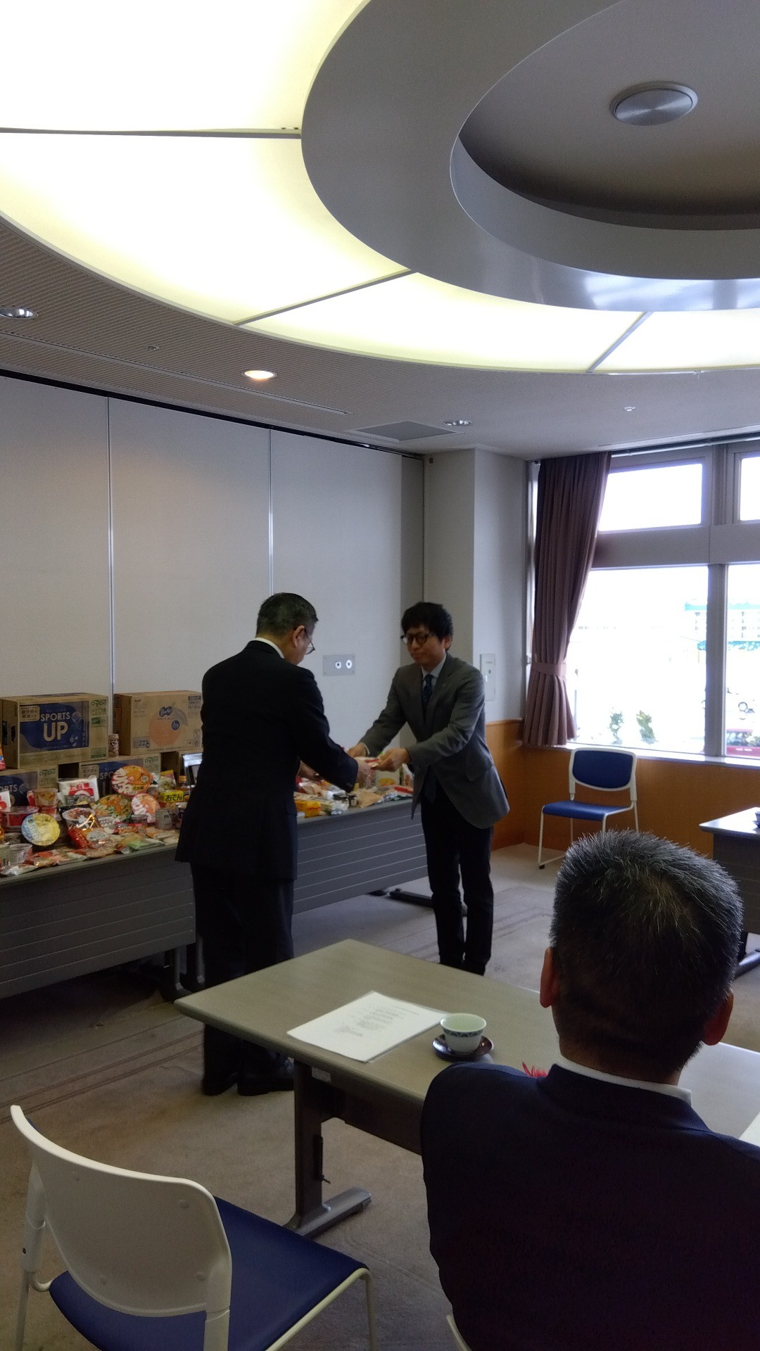 12/20　ＮＴＴ東日本青森支店さまから、フードドライブ活動で集まった食料品・日用品などを寄贈いただきました