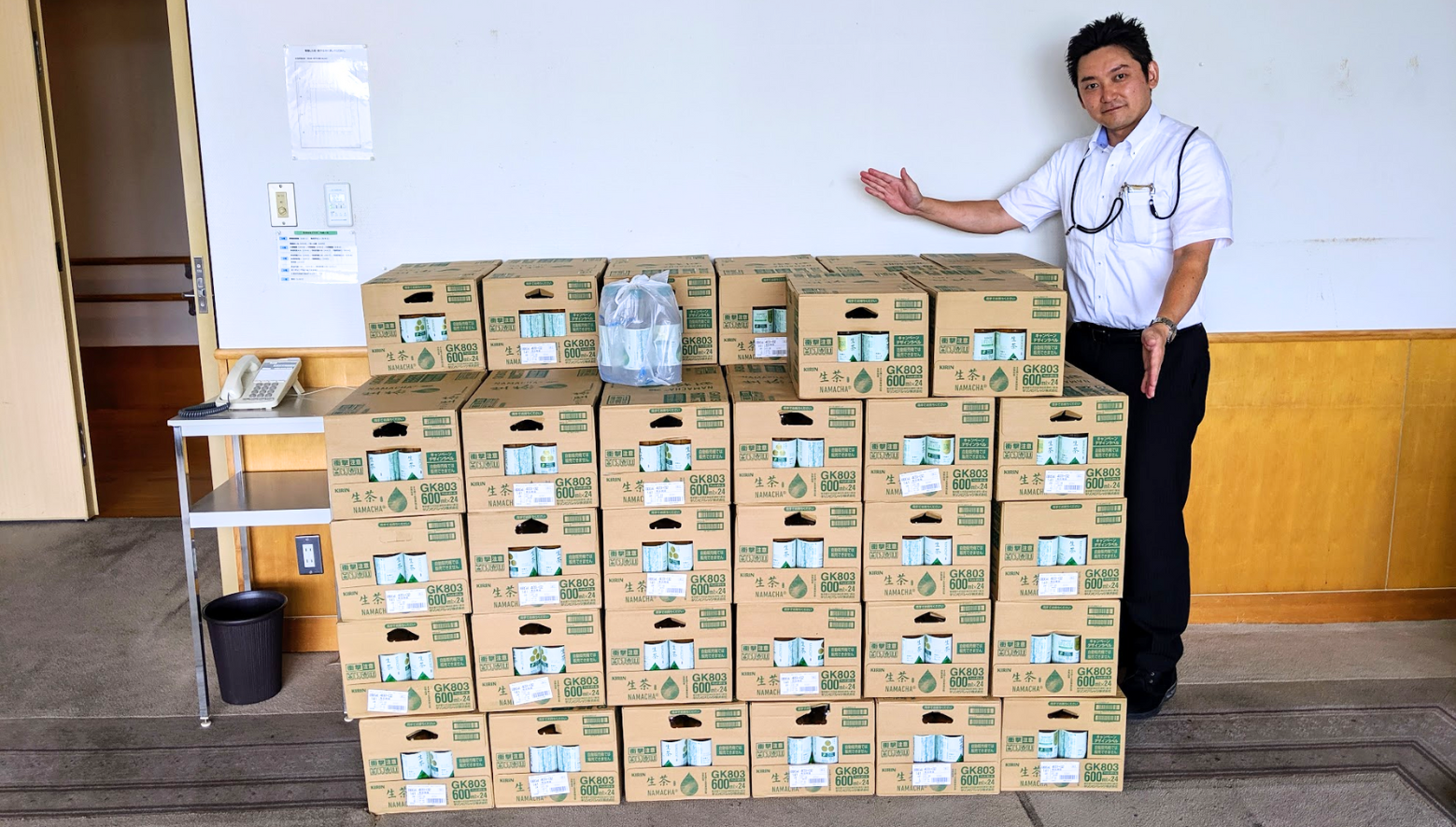 株式会社ローソンを通じて、青森菱友会から、ペットボトルのお茶1349本もいただきました。
