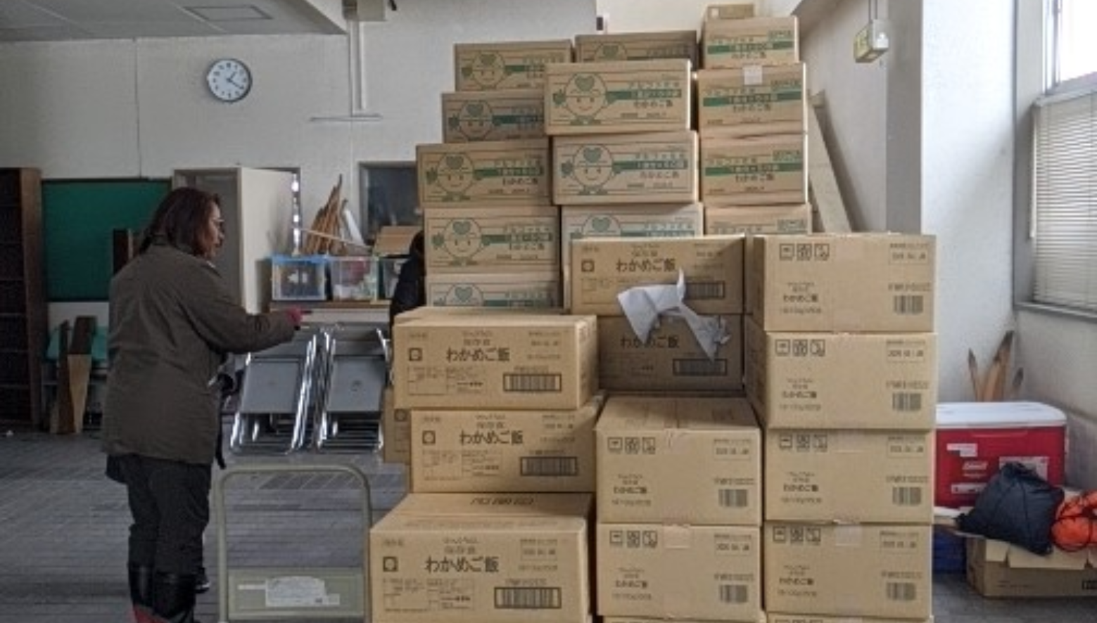 弘前市防災課から災害用備蓄品のアルファ化米325箱（1箱50食入り）をいただき、弘前市周辺の１０団体にお渡ししました。