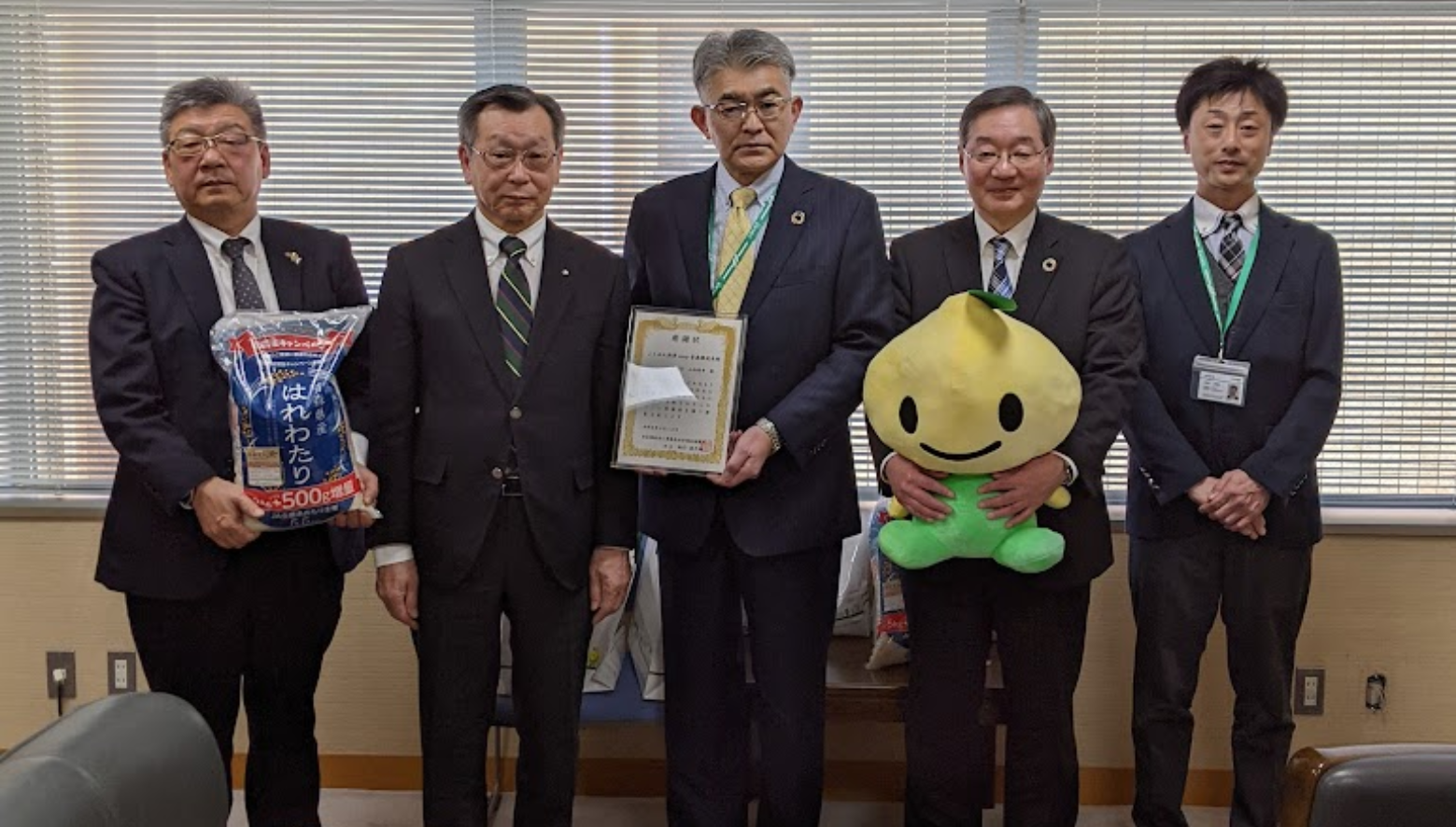 こくみん共済coop青森推進本部からのお米６５㌔をいただき、３月１２日に贈呈式を開催しました。