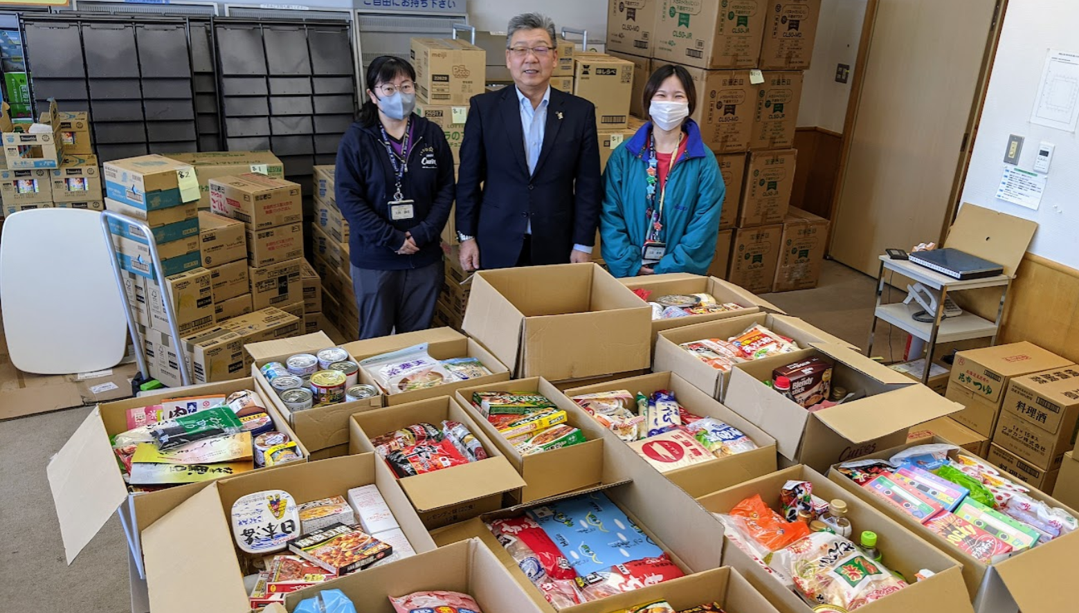 カーブスさまのフードドライブ活動による食品の寄贈をいただきました。