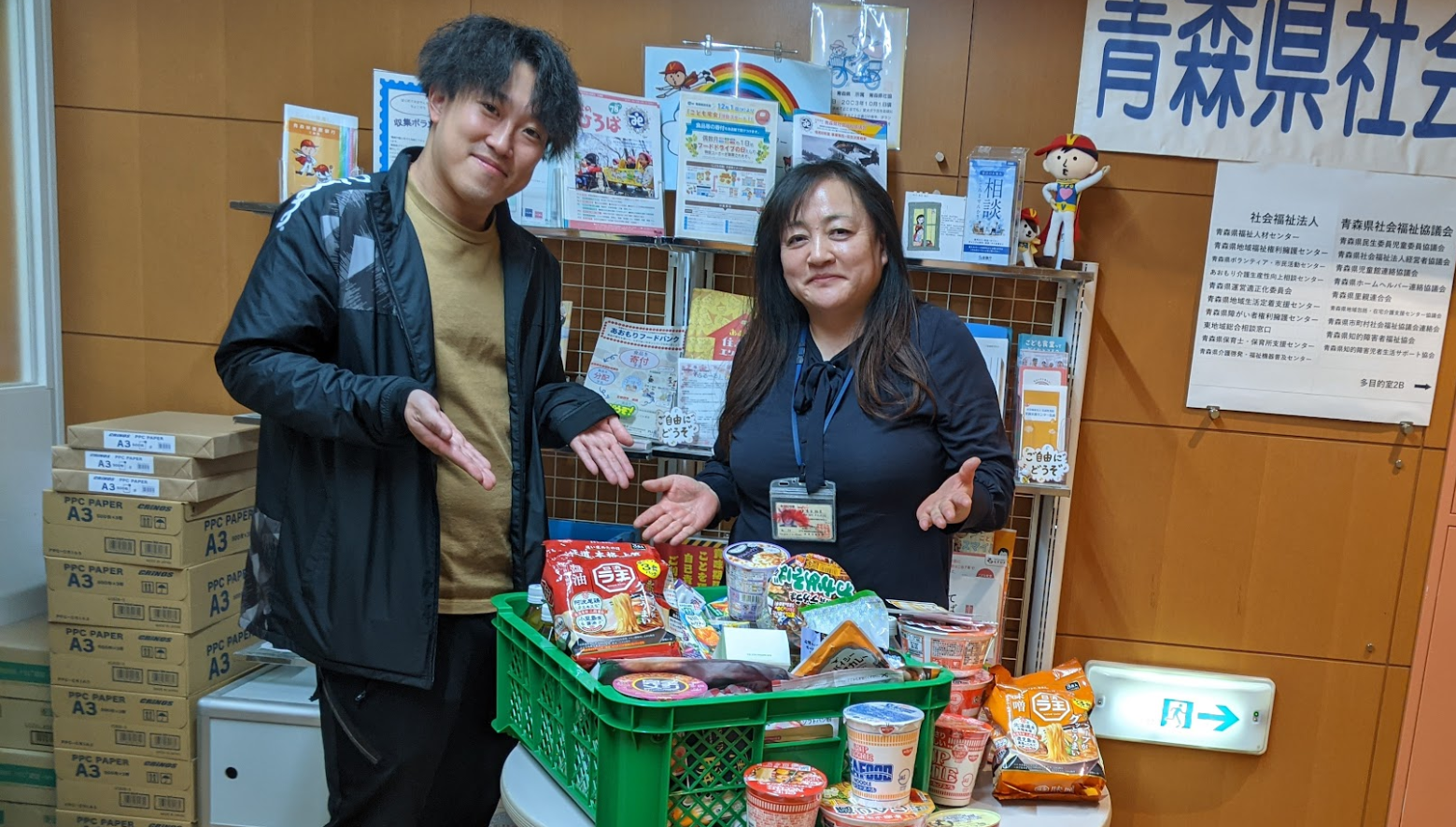 株式会社オカモトさまから、協力施設である青森市民室内プールと青森市屋内グラウンド（森運輸サンドーム）で実施いただいたフードドライブ活動による食品を寄贈いただきました。